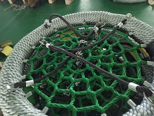 Il disco volante circolare dell'albero con l'oscillazione del ragno delle corde ha catturato con la rete Seat palmato